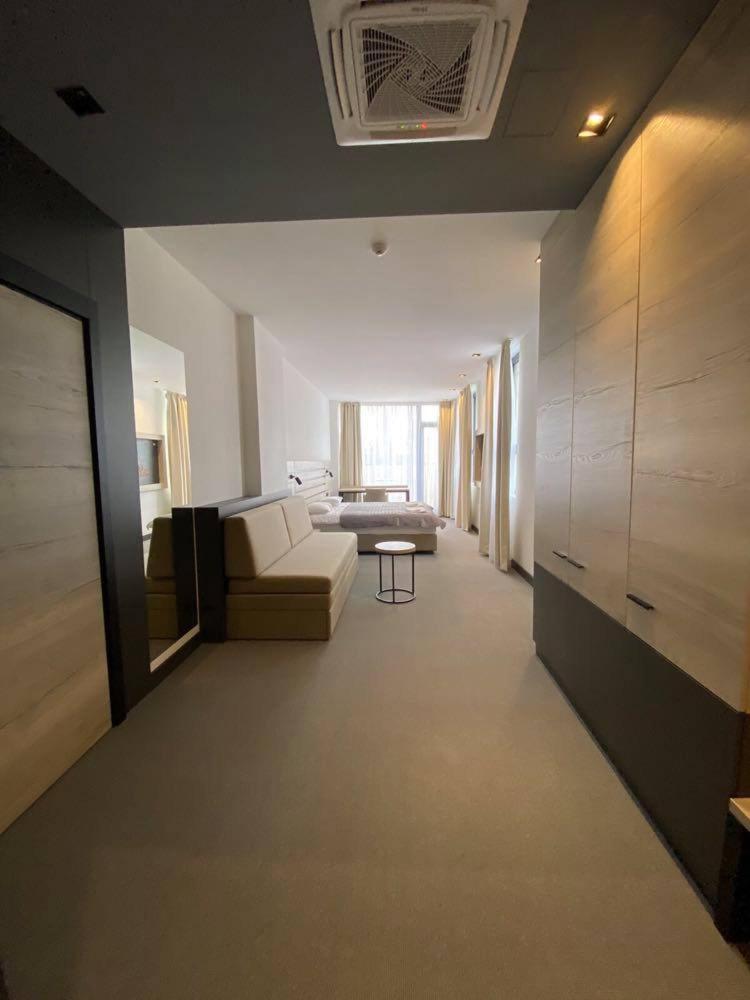 Super seven inn Beograd Rom bilde