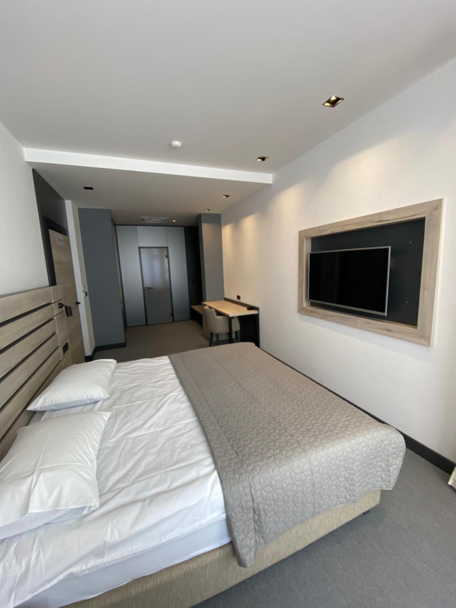 Super seven inn Beograd Rom bilde